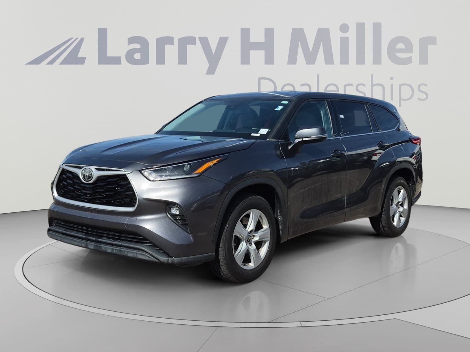 2021 Toyota Highlander LE — photo 1 of 34