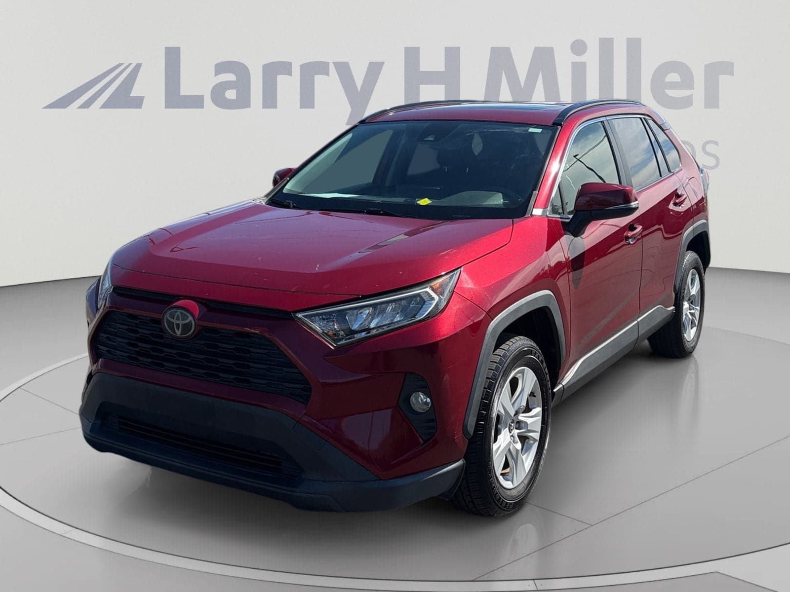 2019 Toyota RAV4 XLE — photo 1 of 33