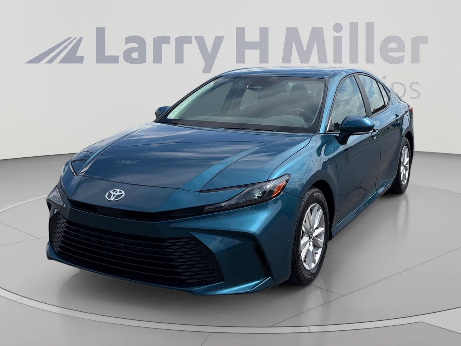 2025 Toyota Camry LE — photo 1 of 33