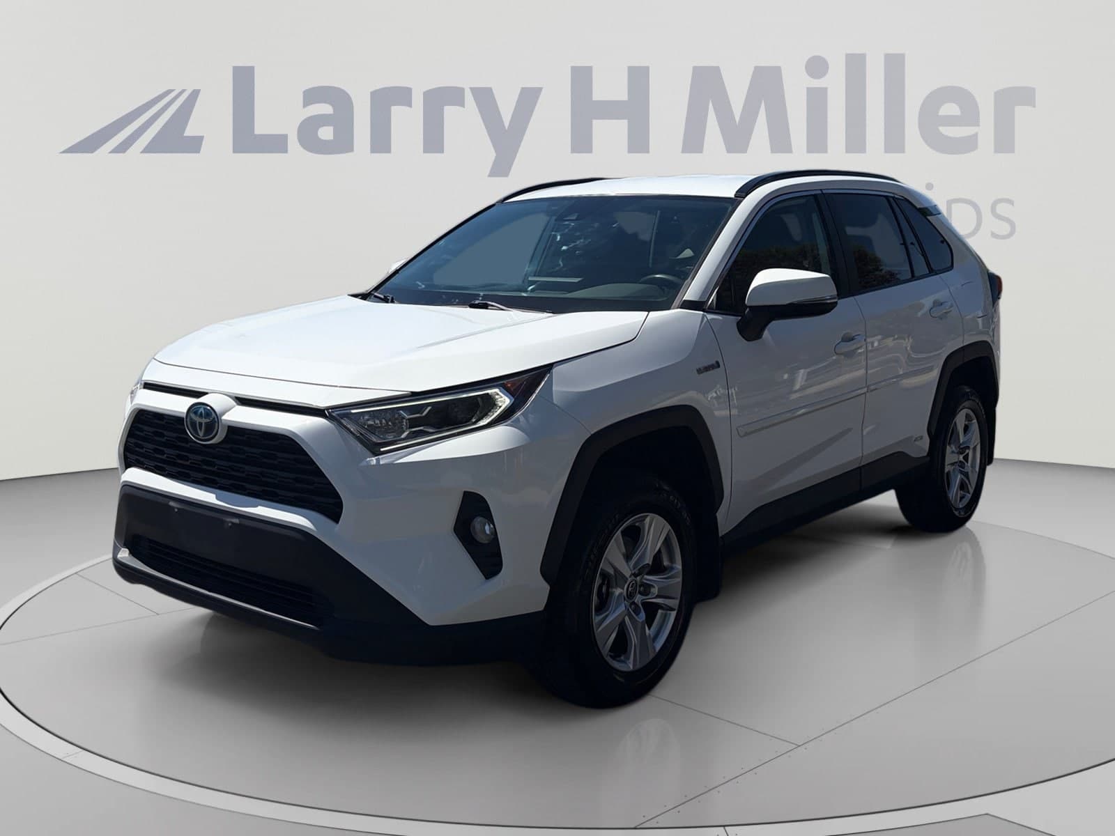 2021 Toyota RAV4 XLE — photo 1 of 33