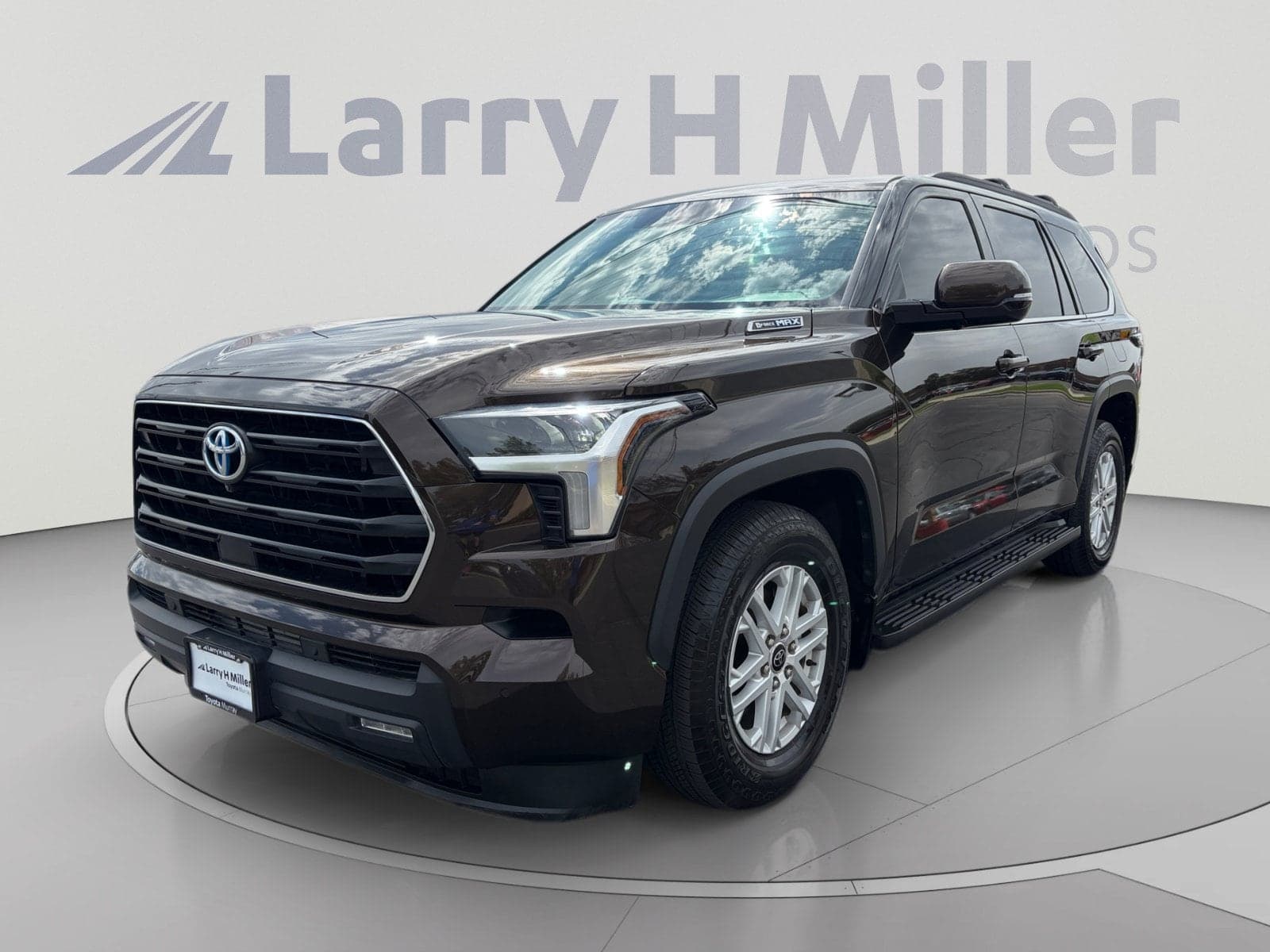 2023 Toyota Sequoia SR5 — photo 1 of 33