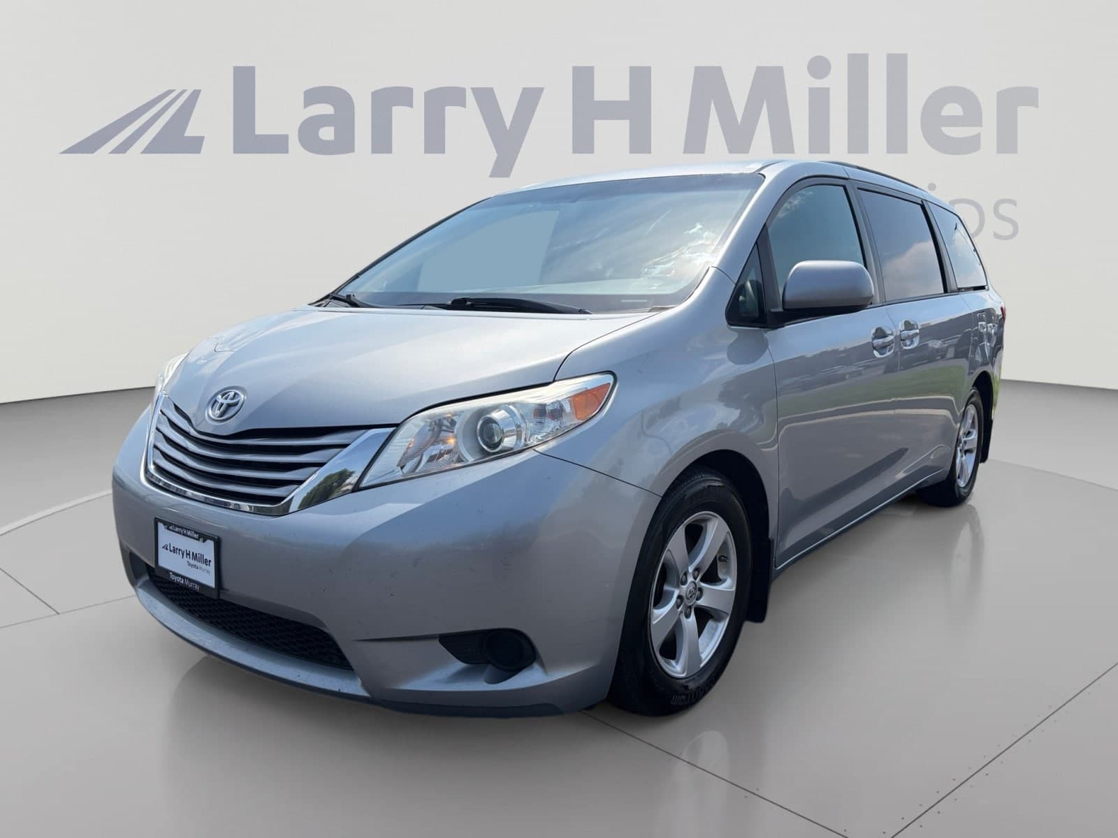 2015 Toyota Sienna LE — photo 1 of 33