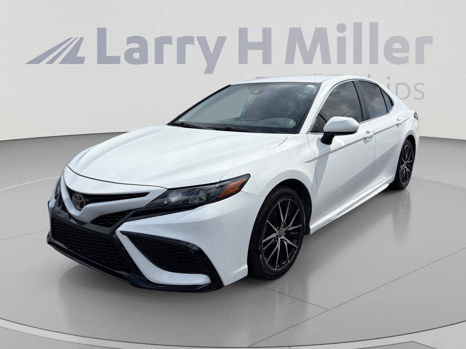 2022 Toyota Camry SE — photo 1 of 33