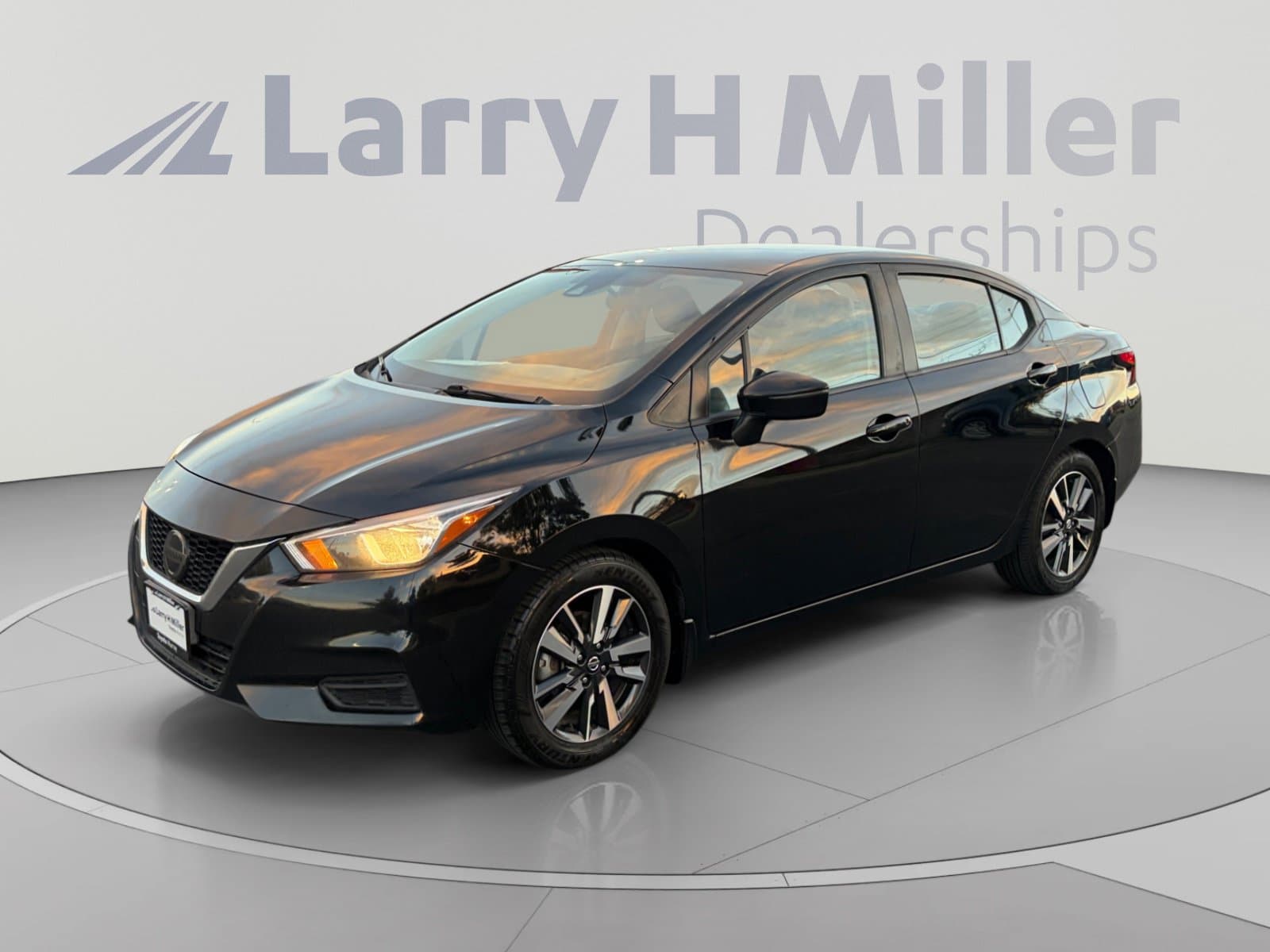 2021 Nissan Versa Base — photo 1 of 32