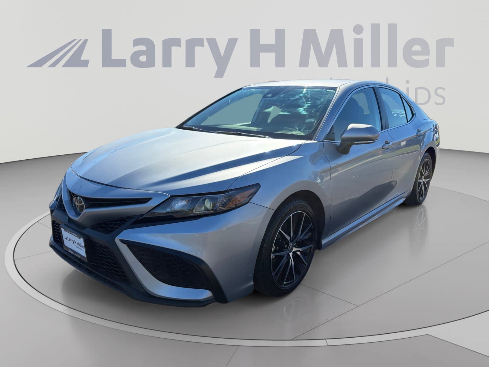 2024 Toyota Camry SE — photo 1 of 33