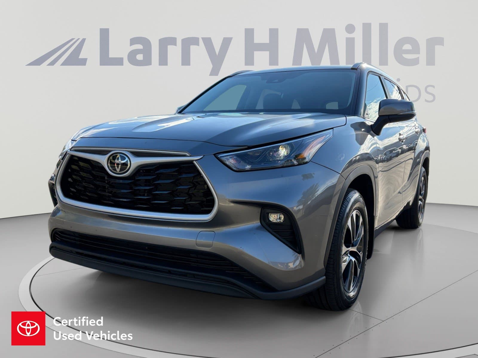 2025 Toyota Highlander XLE — photo 1 of 32