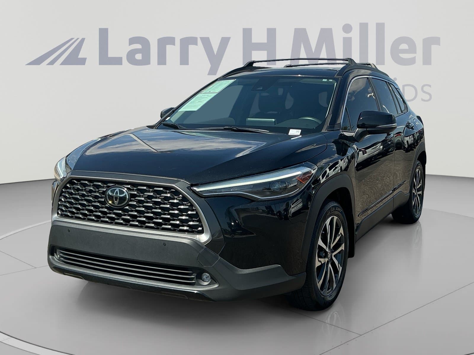 2022 Toyota Corolla Cross XLE — photo 1 of 35