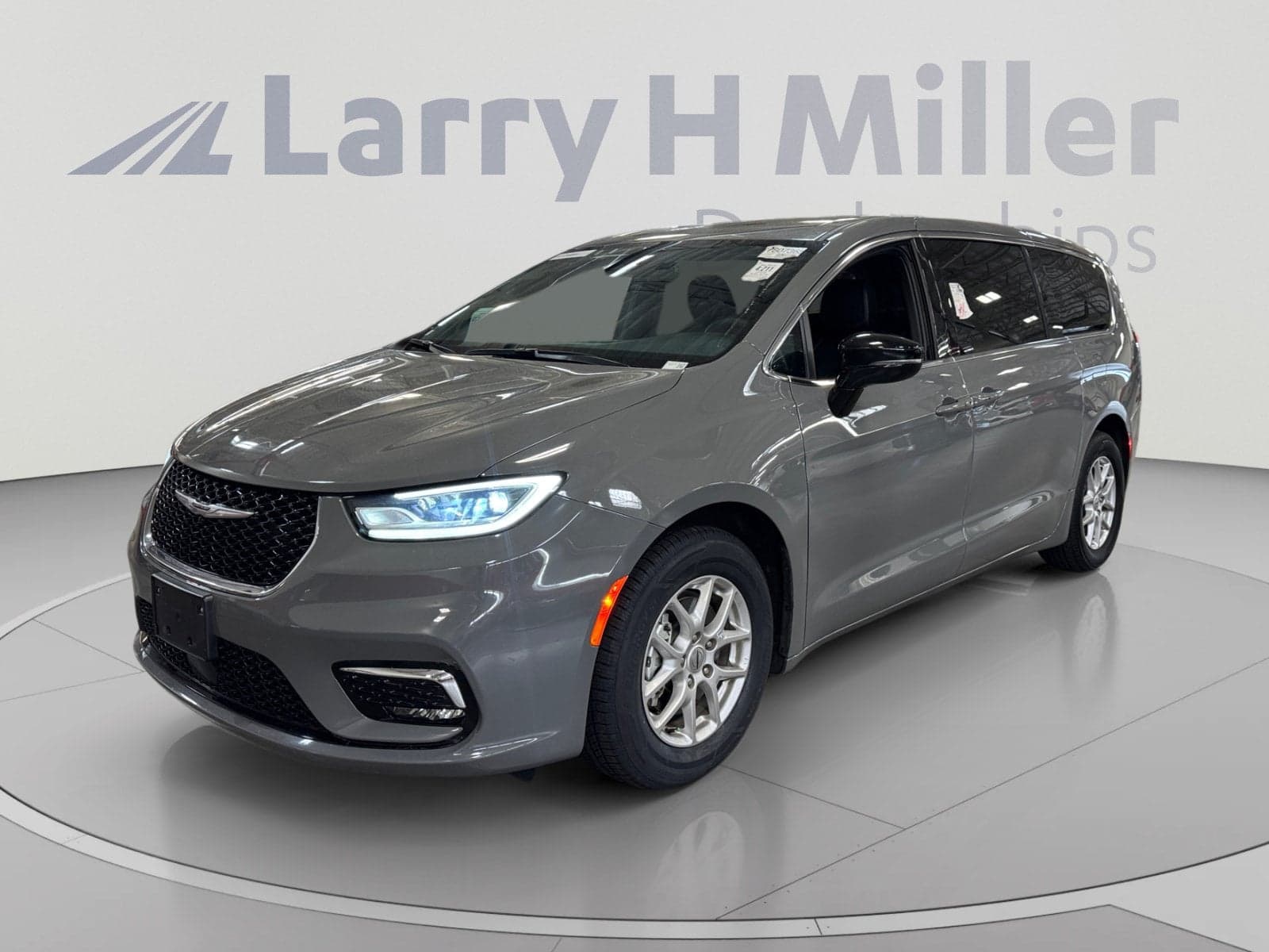 2025 Chrysler Pacifica Select — photo 1 of 33