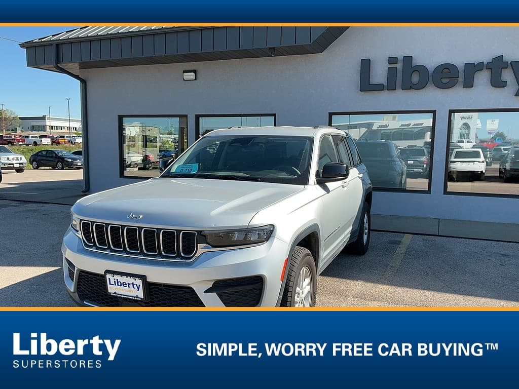 2024 Jeep Grand Cherokee Laredo — photo 1 of 6