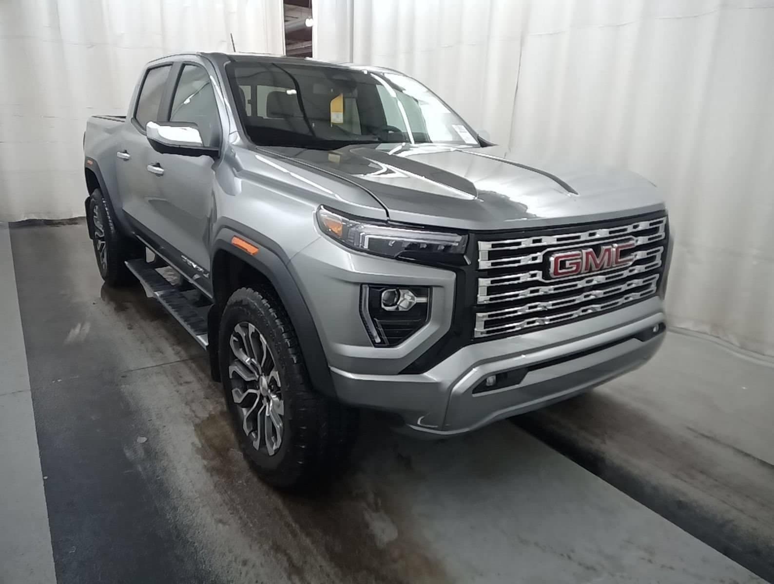 2025 GMC Canyon 4WD Denali — photo 1 of 9