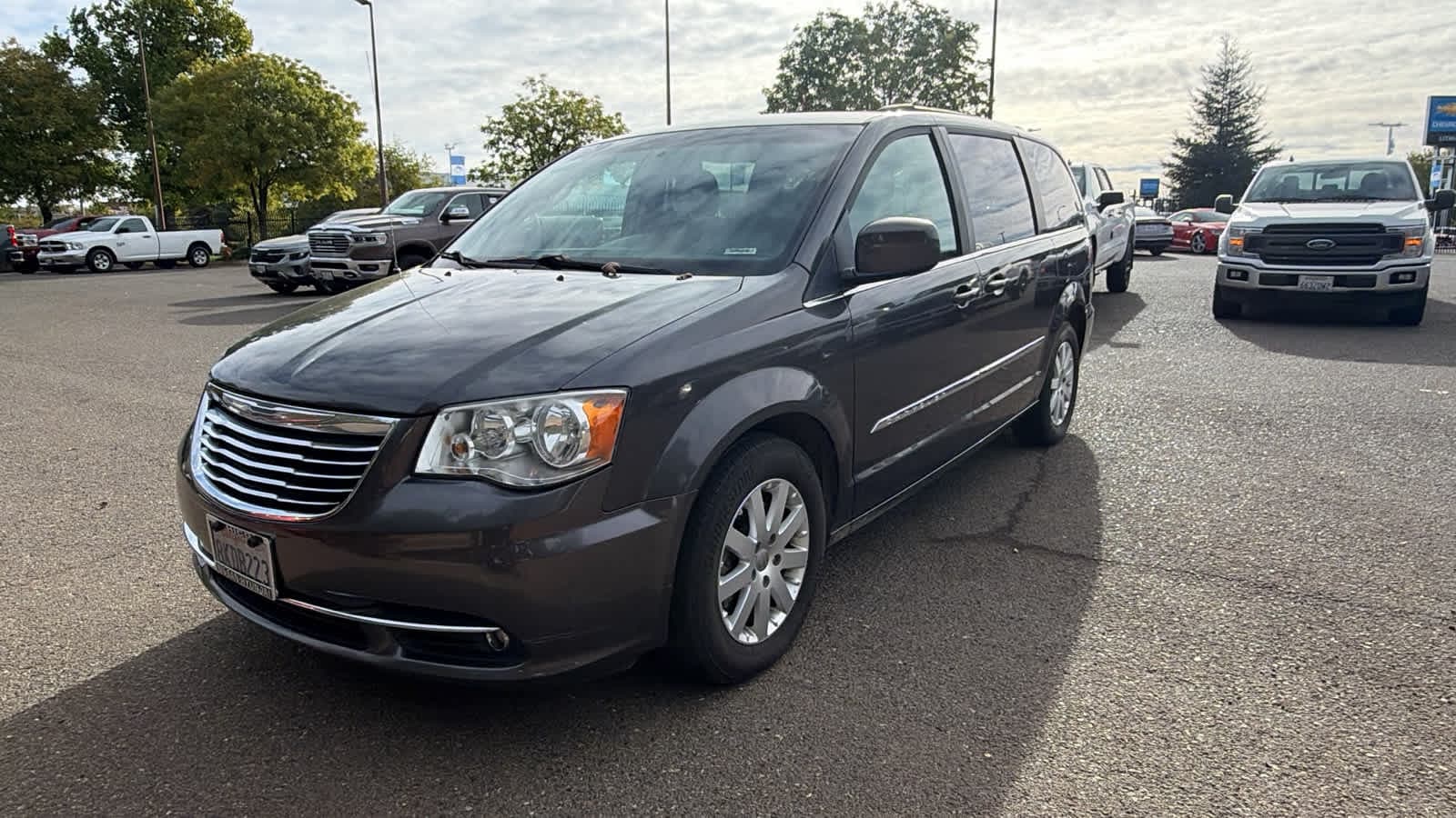 2015 Chrysler Town & Country Touring — photo 1 of 11