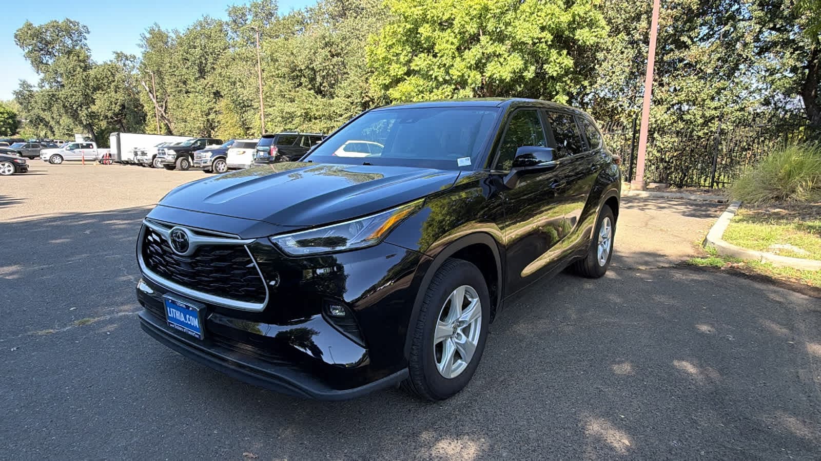 2025 Toyota Highlander LE — photo 1 of 11