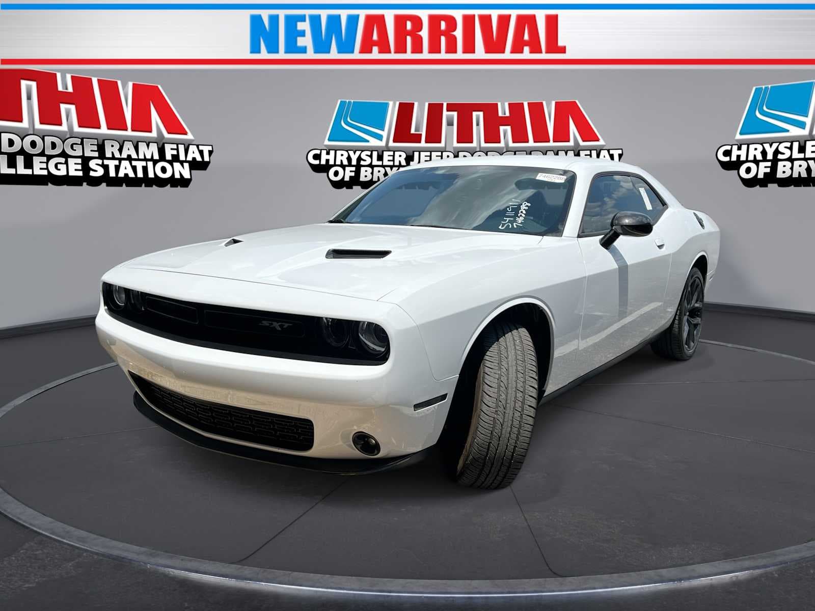 2023 Dodge Challenger SXT — photo 1 of 5