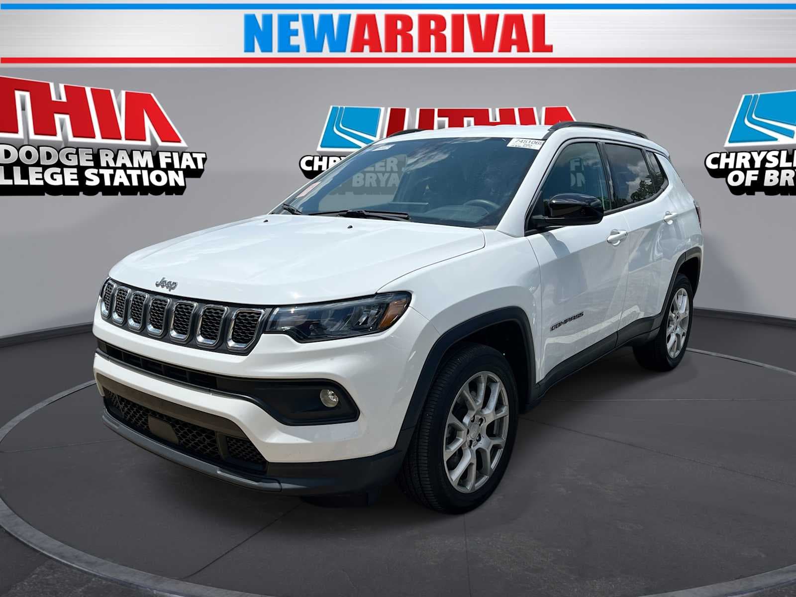 2023 Jeep Compass Latitude Lux — photo 1 of 5