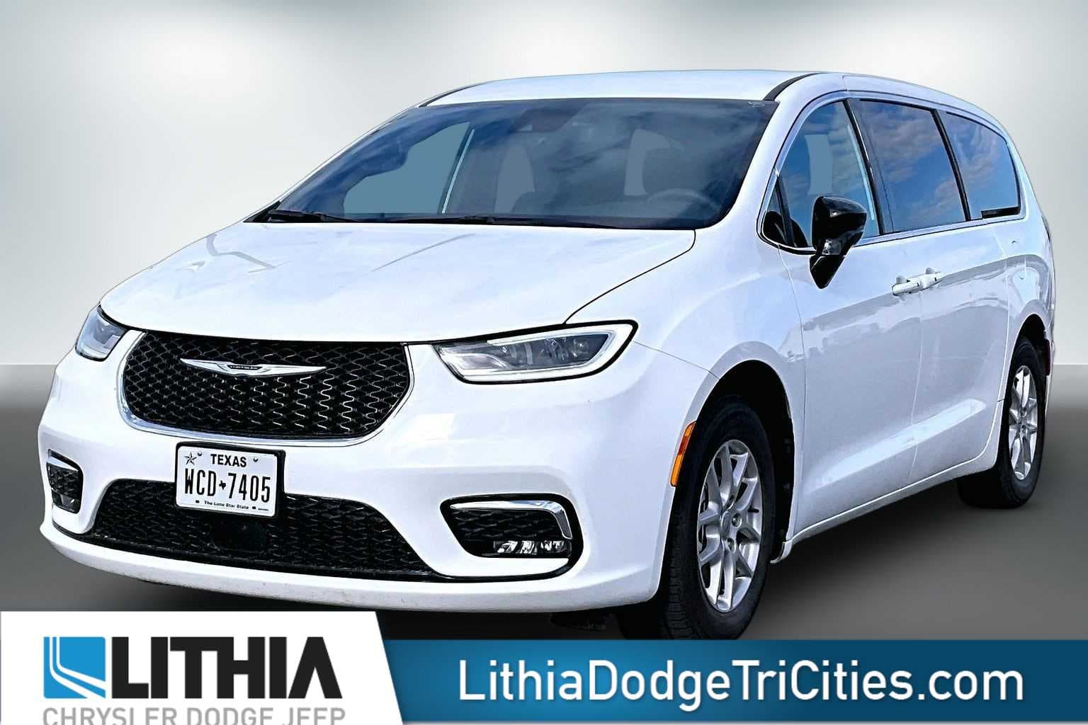 2025 Chrysler Pacifica Select — photo 1 of 7
