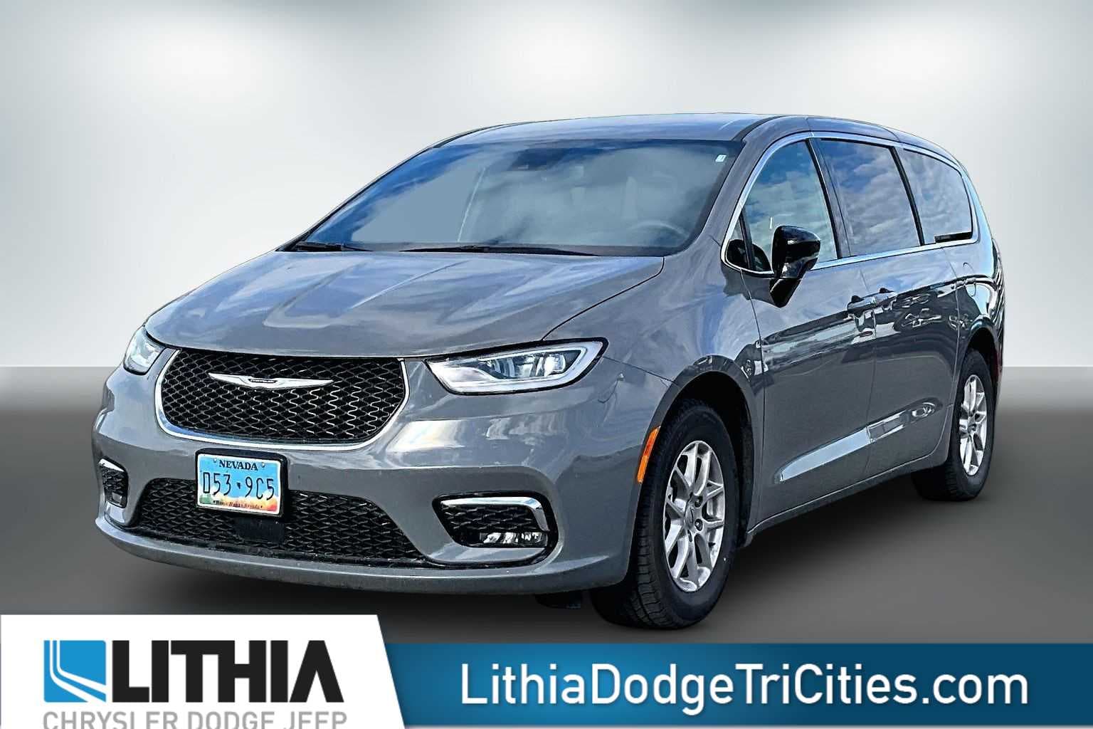 2025 Chrysler Pacifica Select — photo 1 of 7