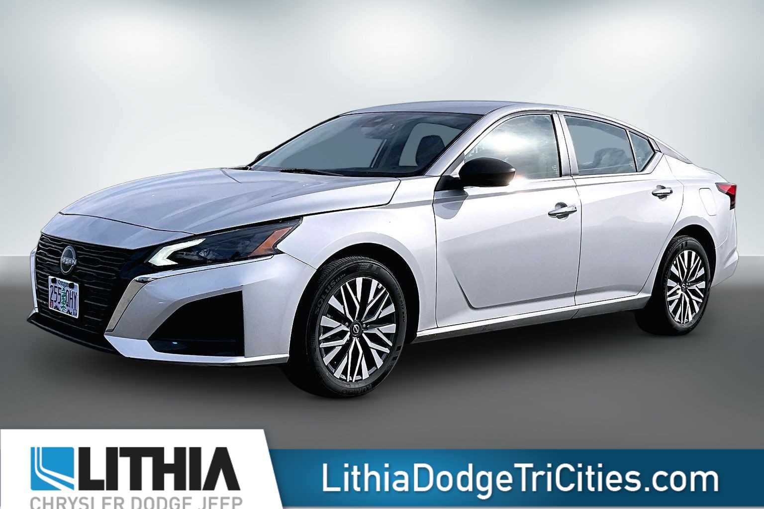 2025 Nissan Altima SV — photo 1 of 13