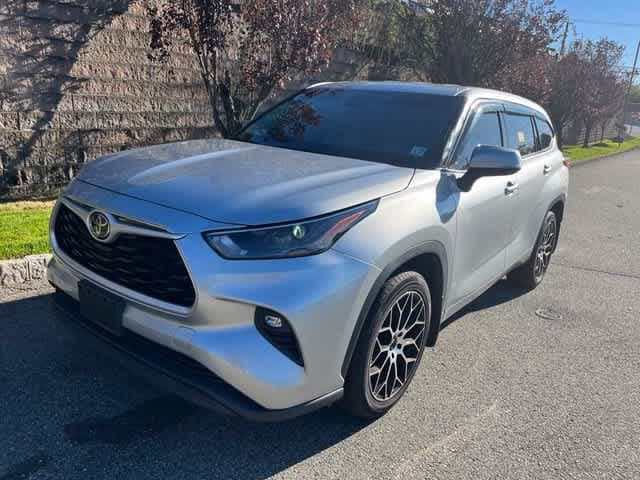 2022 Toyota Highlander LE — photo 1 of 9