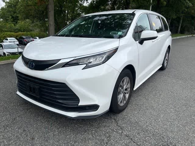 2022 Toyota Sienna LE — photo 1 of 9