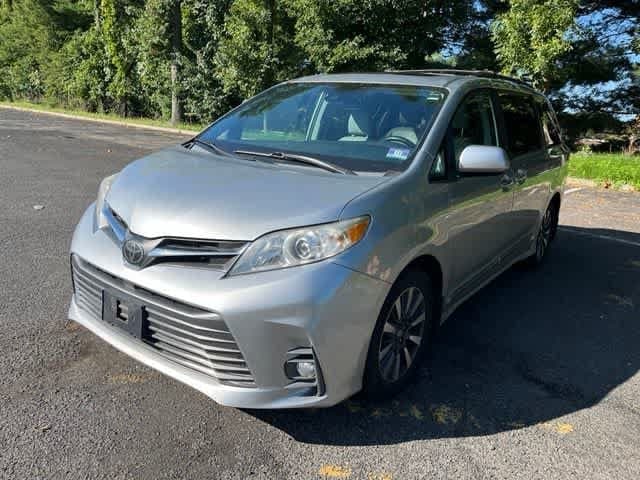 2020 Toyota Sienna XLE — photo 1 of 9