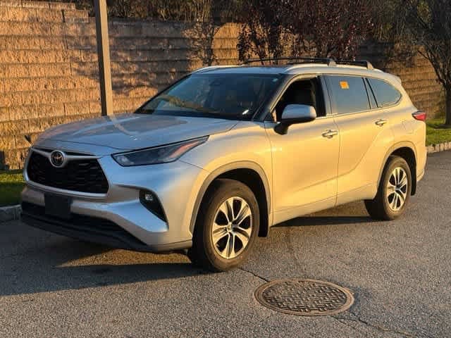 2022 Toyota Highlander XLE — photo 1 of 8