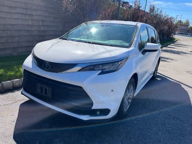 2022 Toyota Sienna LE — photo 1 of 9