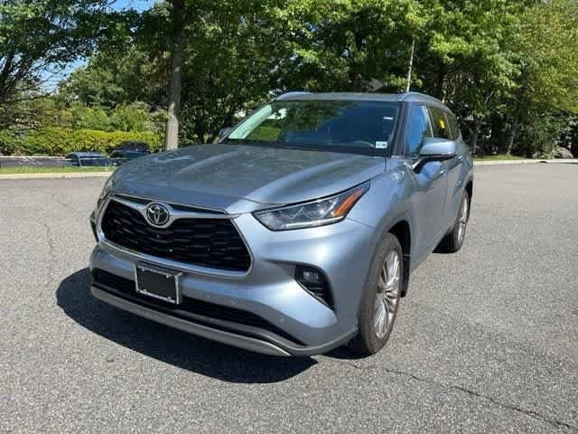 2023 Toyota Highlander Platinum — photo 1 of 9