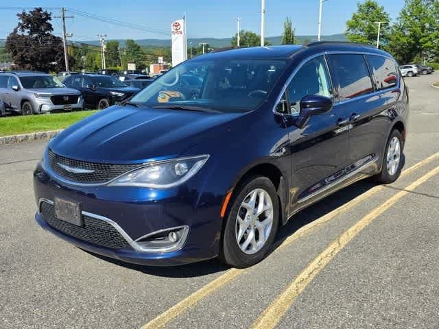 2017 Chrysler Pacifica Touring-L — photo 1 of 9