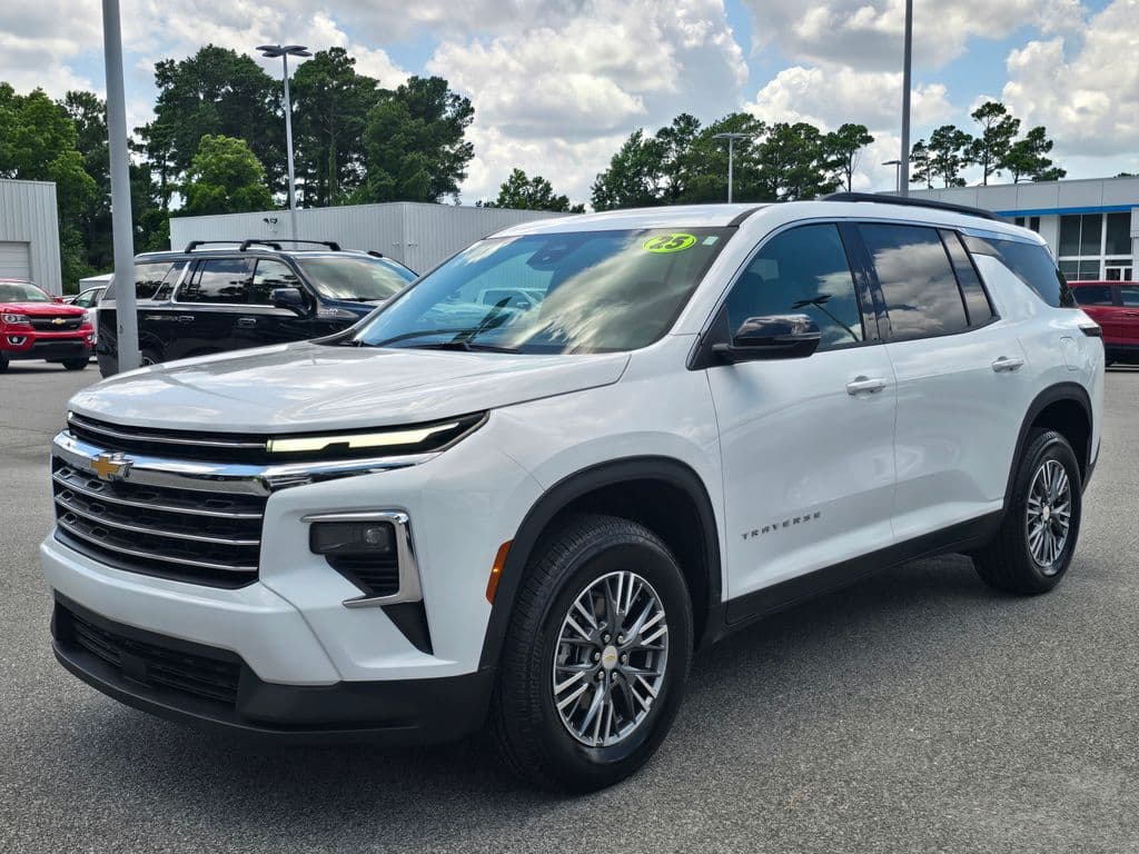2025 Chevrolet Traverse FWD LT — photo 1 of 31