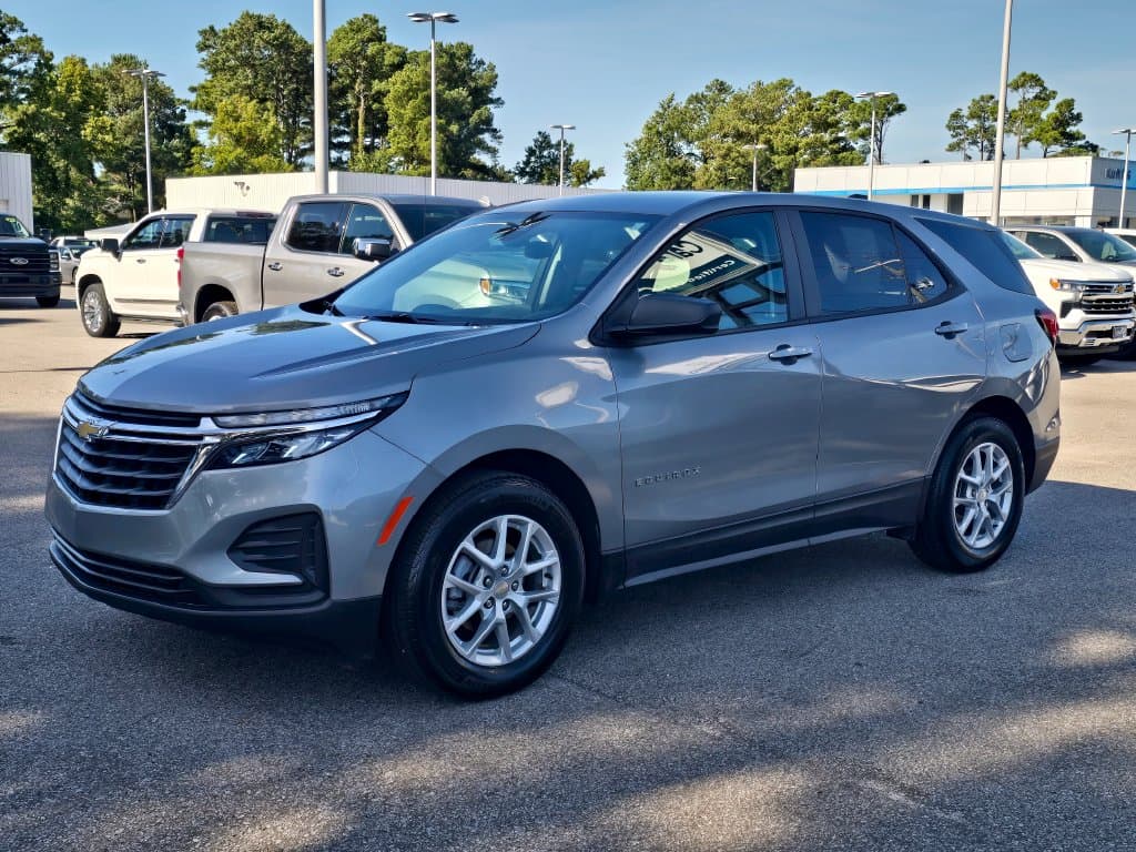 2023 Chevrolet Equinox LS — photo 1 of 30