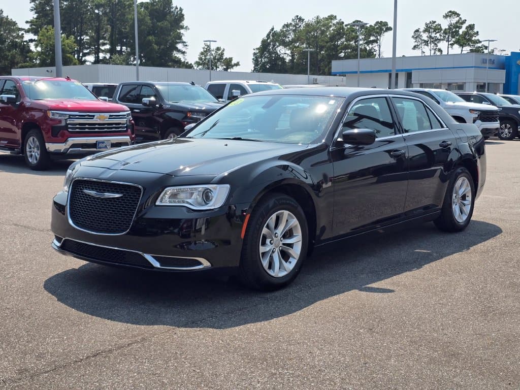 2023 Chrysler 300 Touring — photo 1 of 31