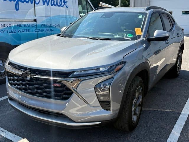 2025 Chevrolet Trax LT — photo 1 of 15