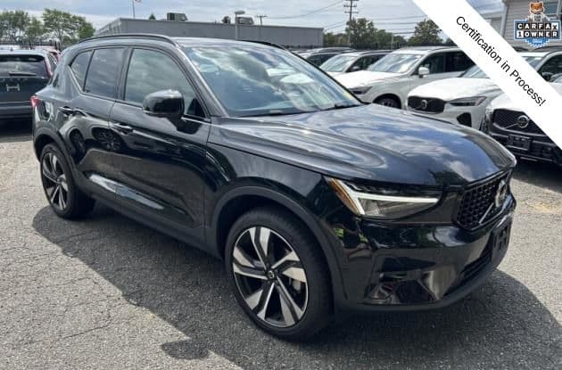 2024 Volvo XC40 Plus Dark Theme — photo 1 of 9