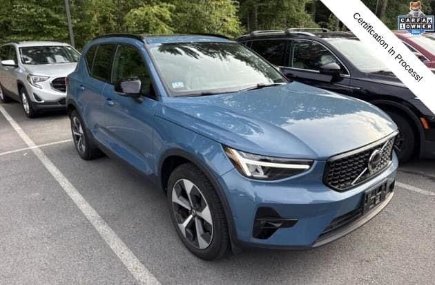 2024 Volvo XC40 Plus Dark Theme — photo 1 of 6