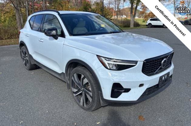 2024 Volvo XC40 Base — photo 1 of 6
