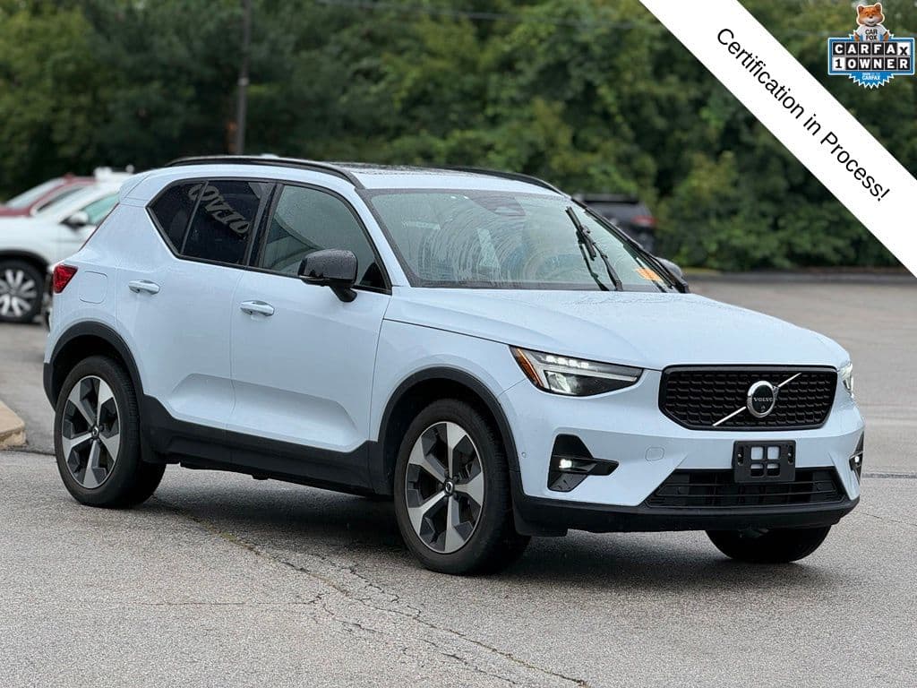 2024 Volvo XC40 Plus Dark Theme — photo 1 of 22