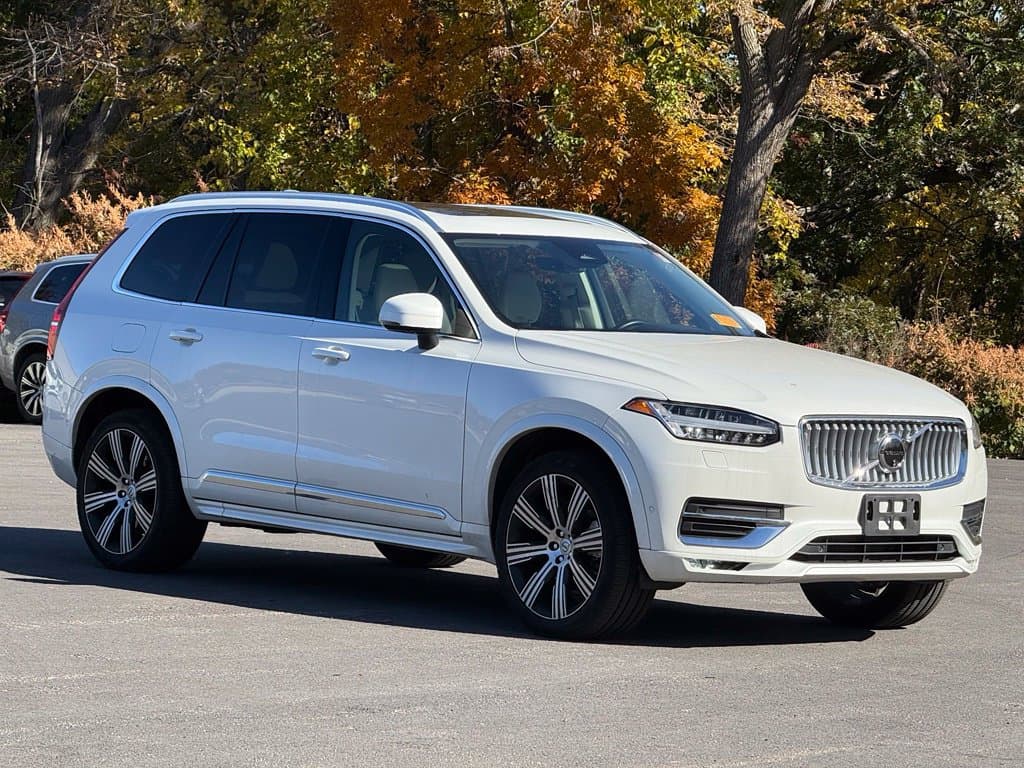 2025 Volvo XC90 Base — photo 1 of 17