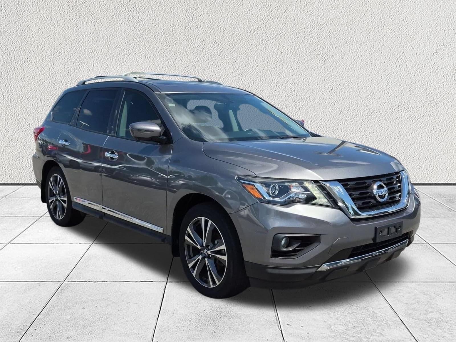 2020 Nissan Pathfinder Platinum — photo 1 of 10