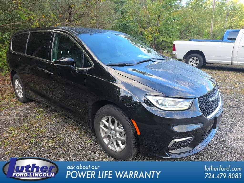2025 Chrysler Pacifica Select — photo 1 of 20