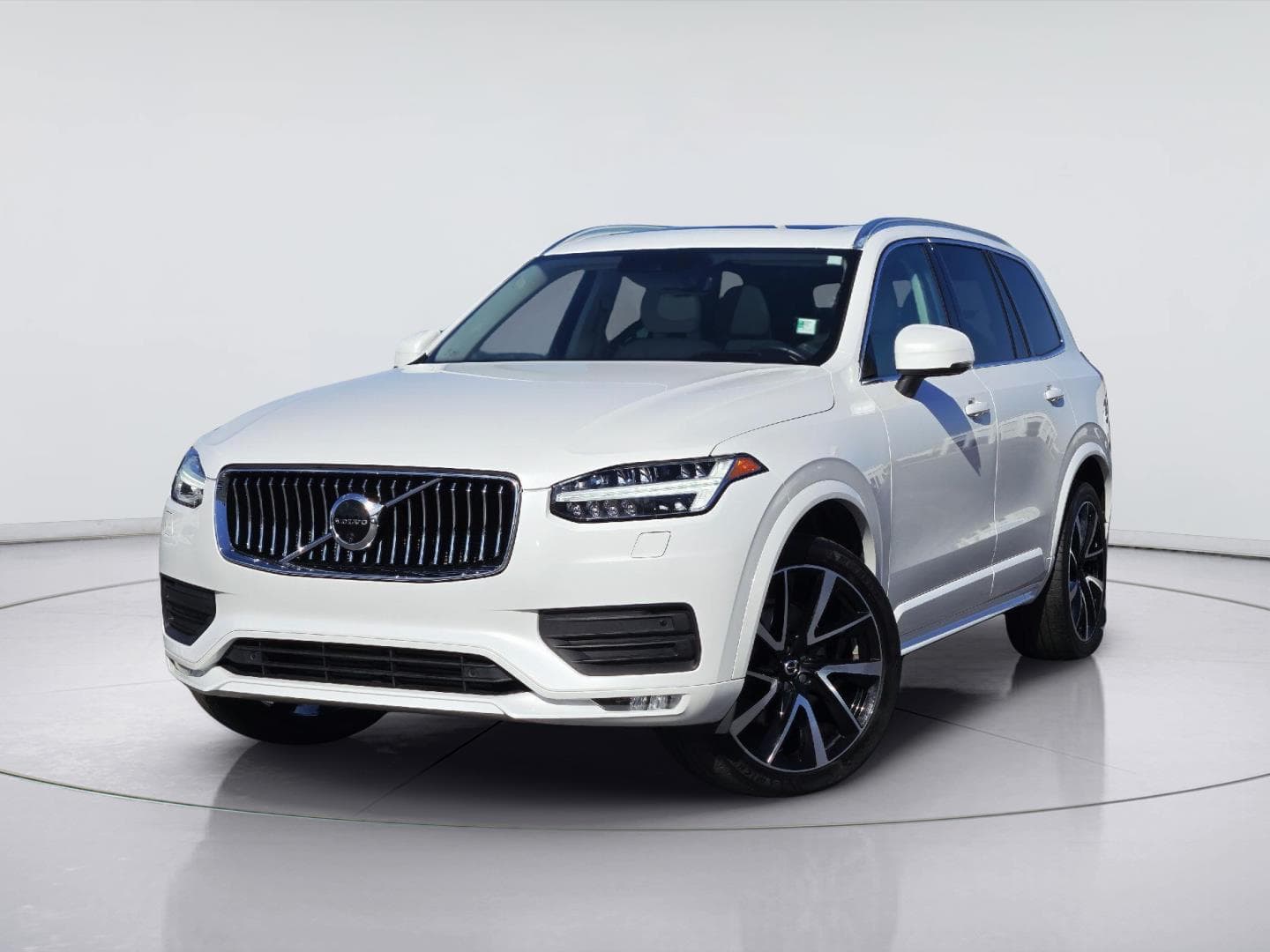 2022 Volvo XC90 Momentum — photo 1 of 37