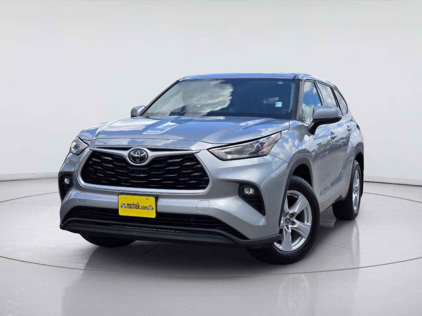 2020 Toyota Highlander LE — photo 1 of 35