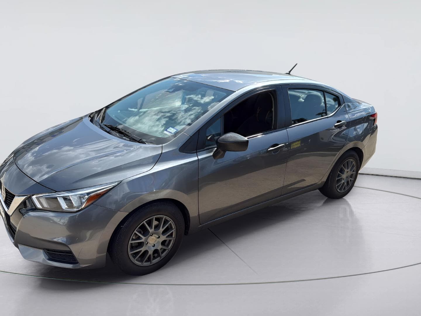 2022 Nissan Versa S — photo 1 of 7