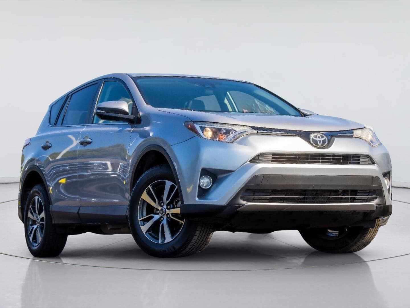 2018 Toyota RAV4 XLE — photo 1 of 18