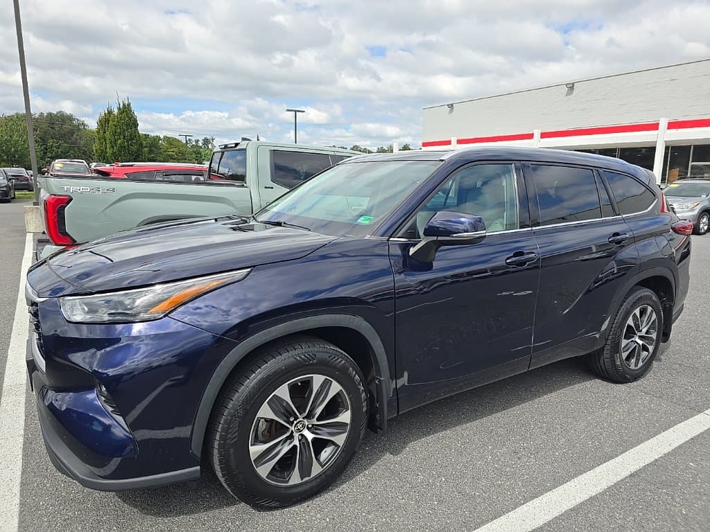 2022 Toyota Highlander XLE — photo 1 of 5