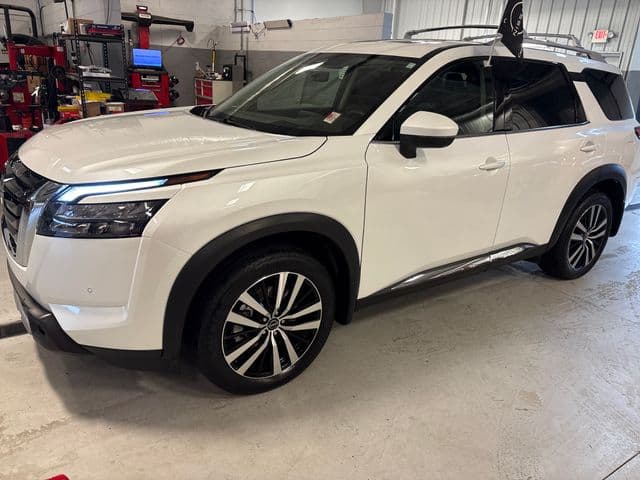 2025 Nissan Pathfinder Platinum — photo 1 of 49