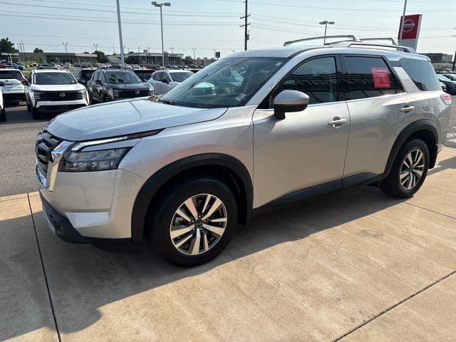 2025 Nissan Pathfinder SL — photo 1 of 47