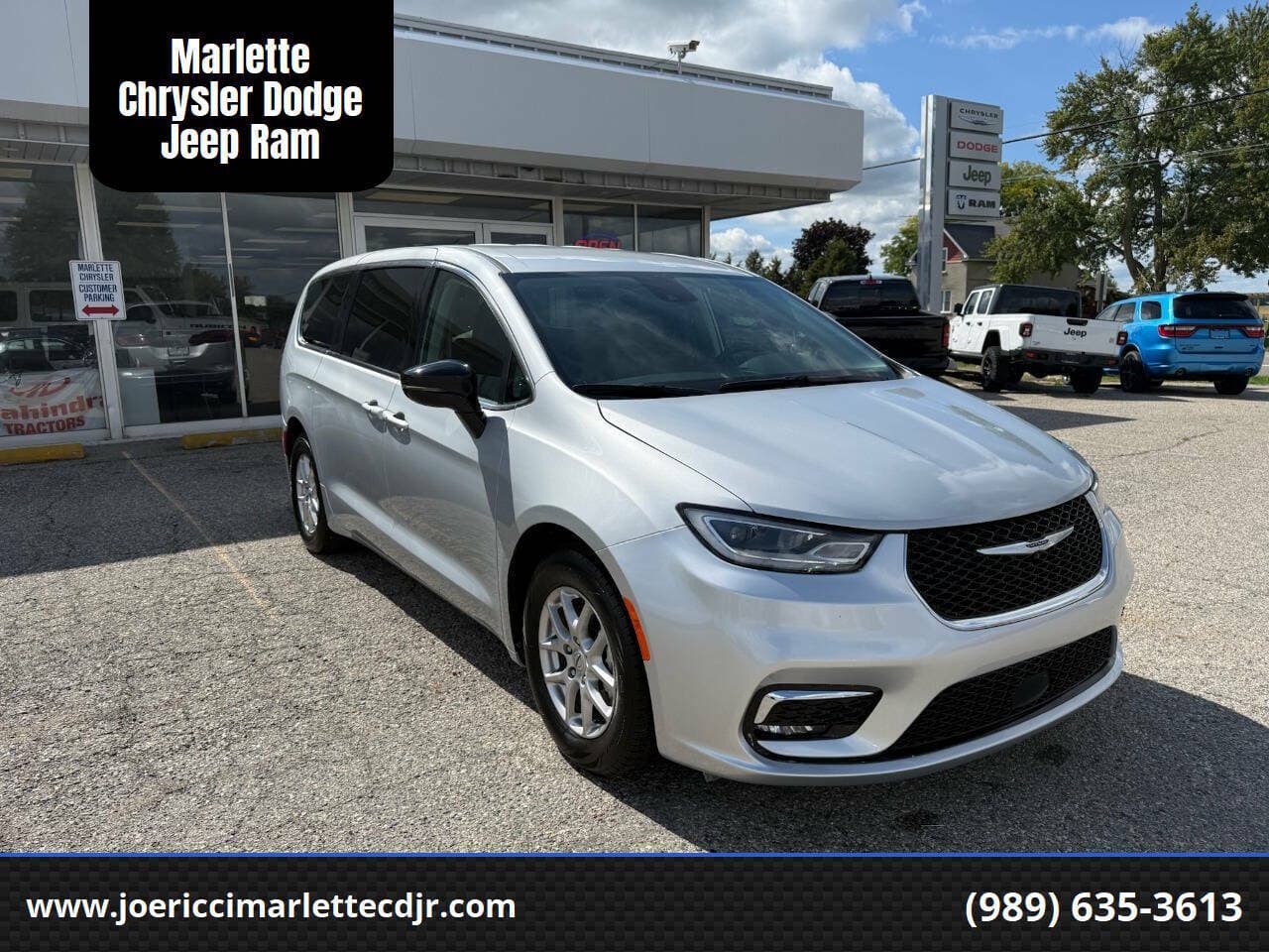 2024 Chrysler Pacifica Touring L — photo 1 of 18