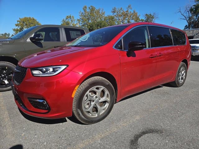 2024 Chrysler Pacifica Limited — photo 1 of 8