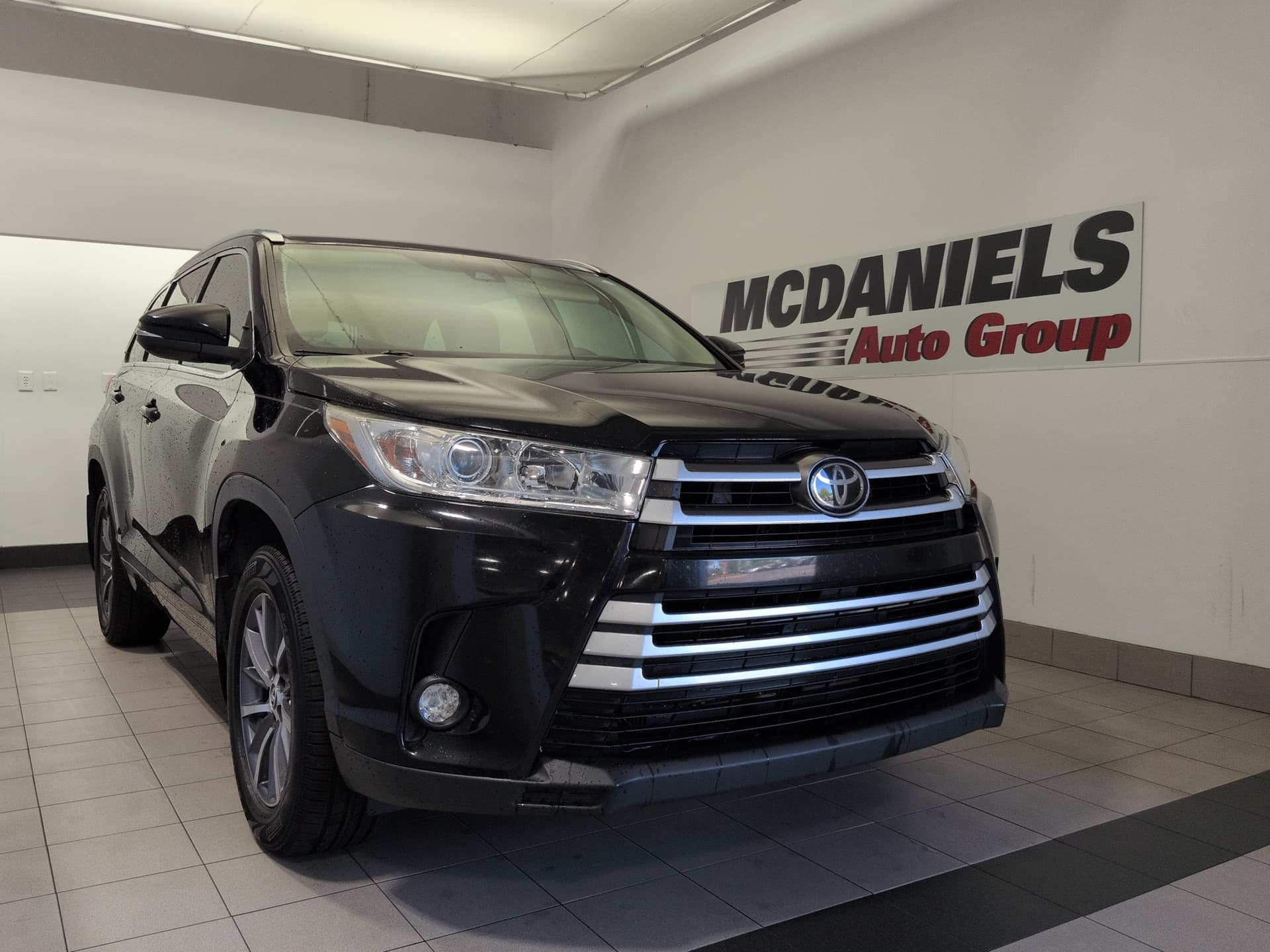 2017 Toyota Highlander XLE — photo 1 of 40