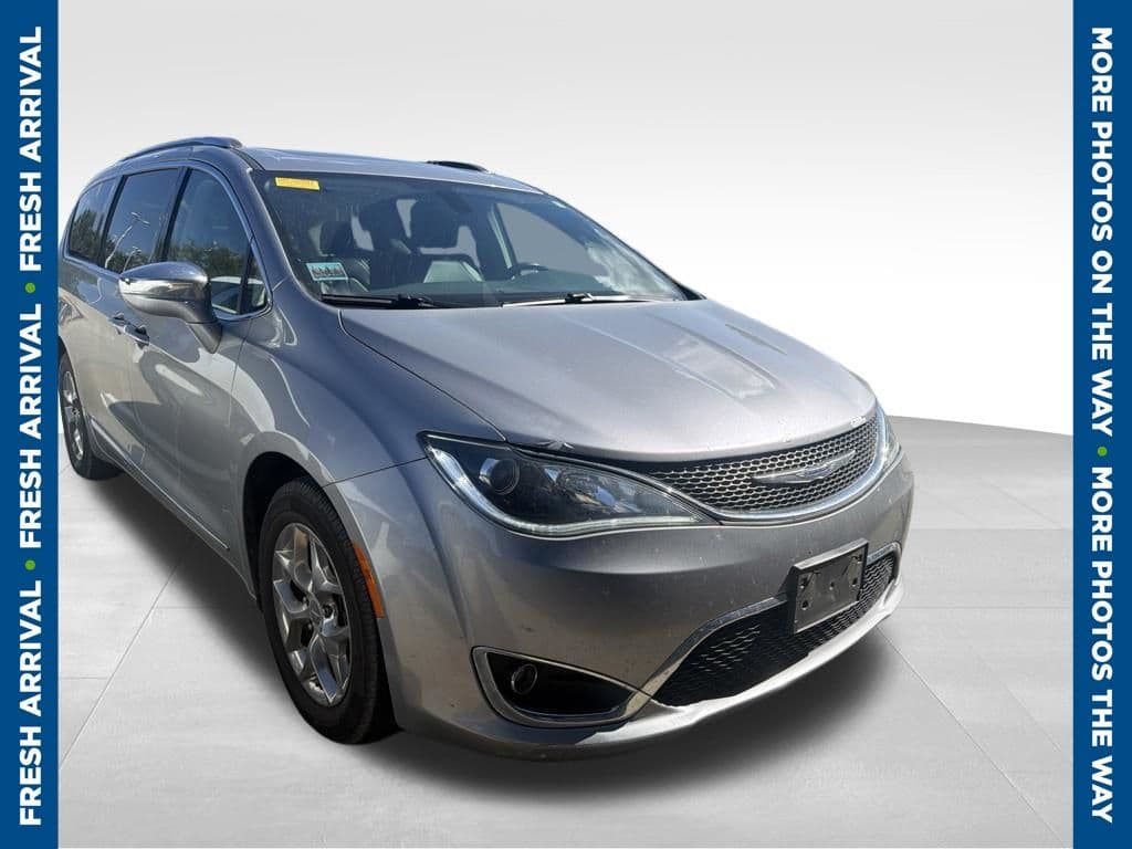 2018 Chrysler Pacifica Limited — photo 1 of 6